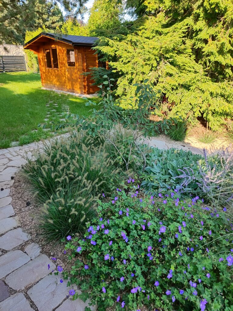 Realizace zahrady Probostov 10 dokonceny zahradni domek 2