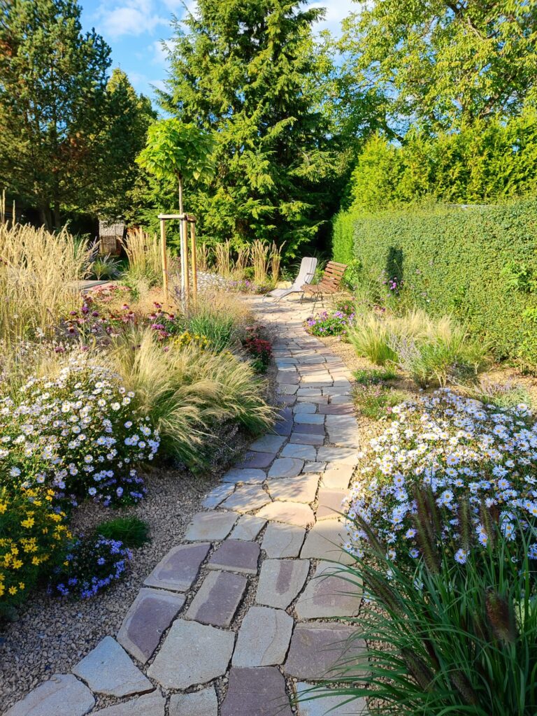 Realizace zahrady Probostov 17 pul roku po vysadbe