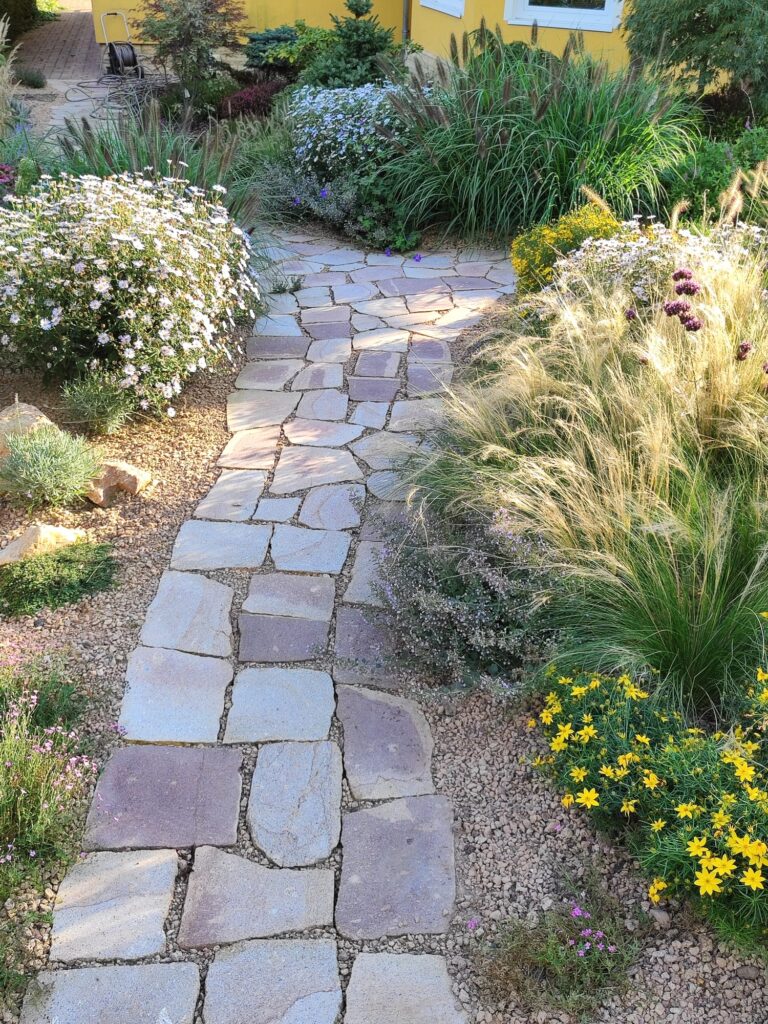 Realizace zahrady Probostov 24 pul roku po vysadbe