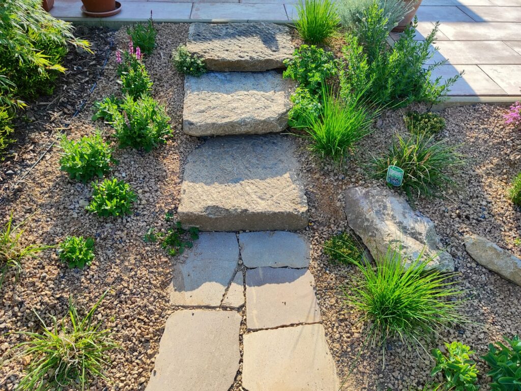 Realizace zahrady Probostov 4 usazene schody po 2 m