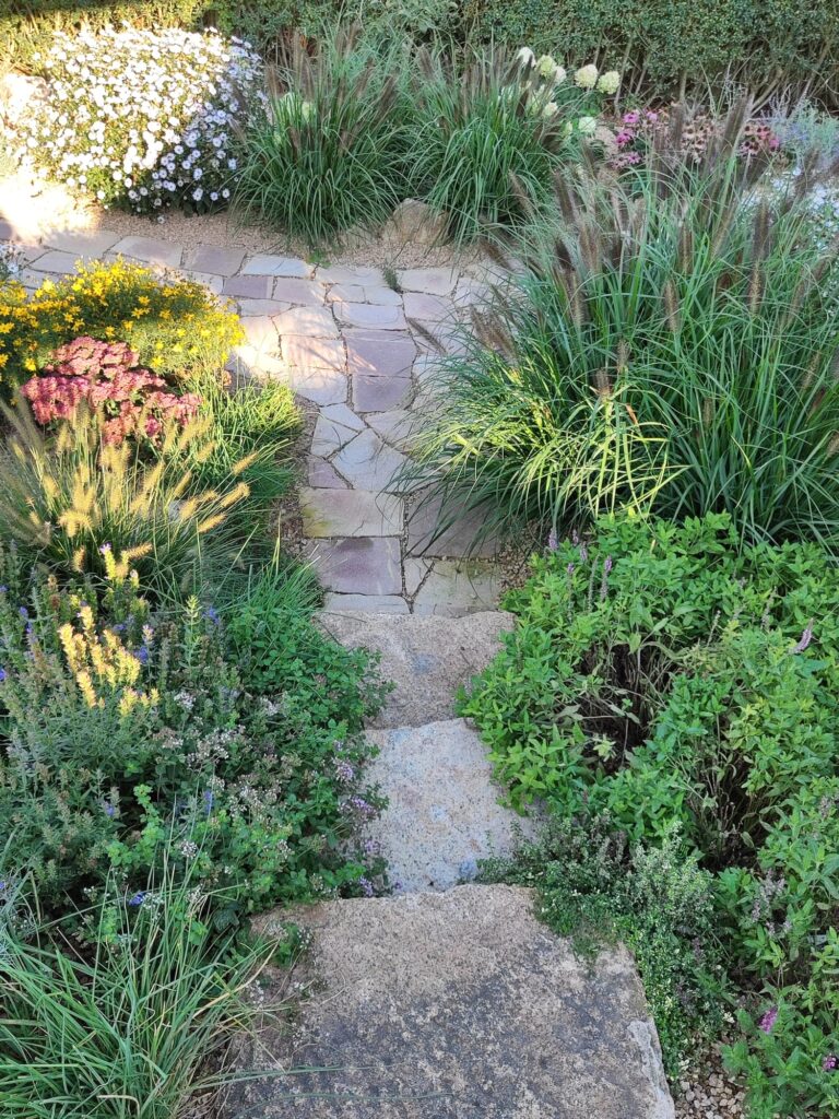 Realizace zahrady Probostov 5 usazene schody po 6 m