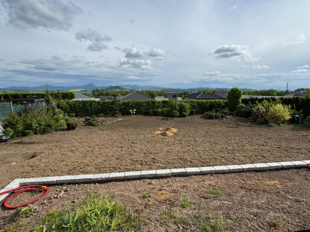 Realizace zahrady v Krupce 1 pred