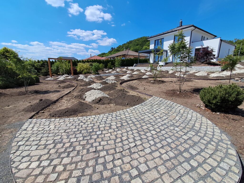 Realizace zahrady v Krupce 4 zulove kostky