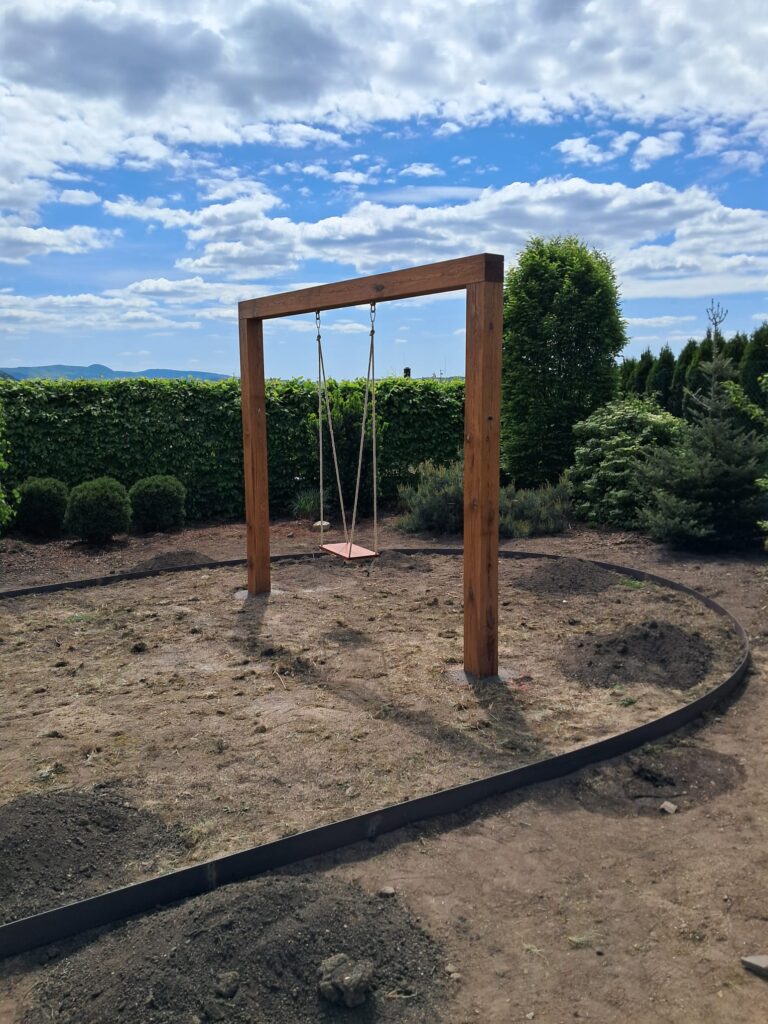 Realizace zahrady v Krupce 7 ramova houpacka